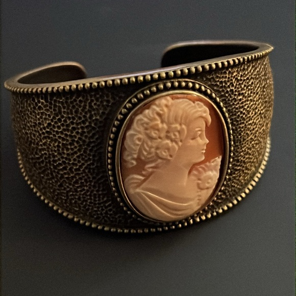 Amedeo cameo cuff bracelet - Picture 2 of 10